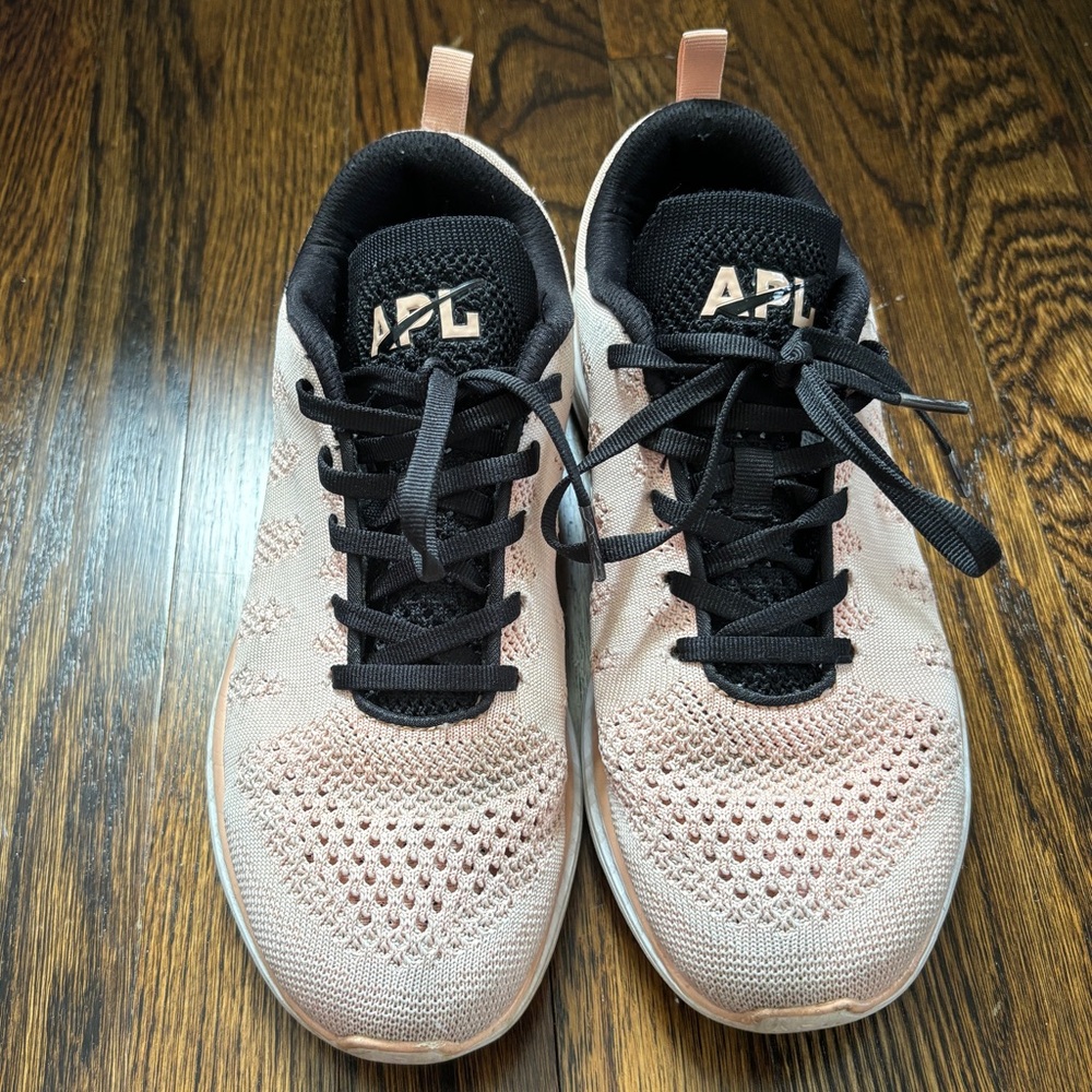 APL Women’s size 10 Techloom Pro Mesh Blush/Black/White.